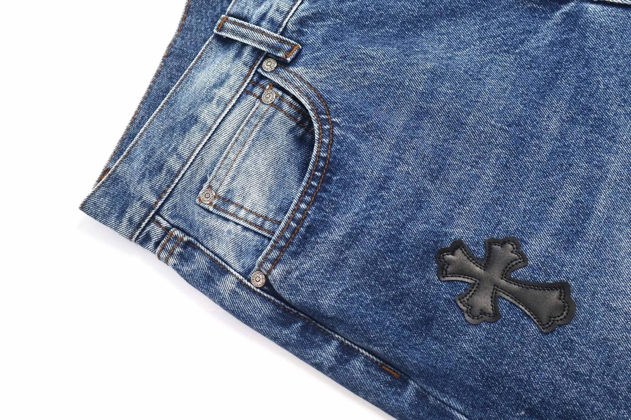 🅿️800 [Exclusive supply] CH Croix Heart Cow King jeans (blue) using genuine levis502 as the base plate, purchased the original version at 5W, heavily washed, frayed and distressed, customized cowhide cross, dyed and fixed to prevent color fading. Fully right-angle fit hand embroidery thread, a total of 5 small silver nails on the whole body, 1 silver medal, 5 Cross Scout flower buttons. The silver content is 85%. It is not made of 925 silver because the silver content is too high and it will easily turn black and oxidize, which affects the appearance. The printing adopts the garment screen water slurry printing process. Size:32/34/36/38
